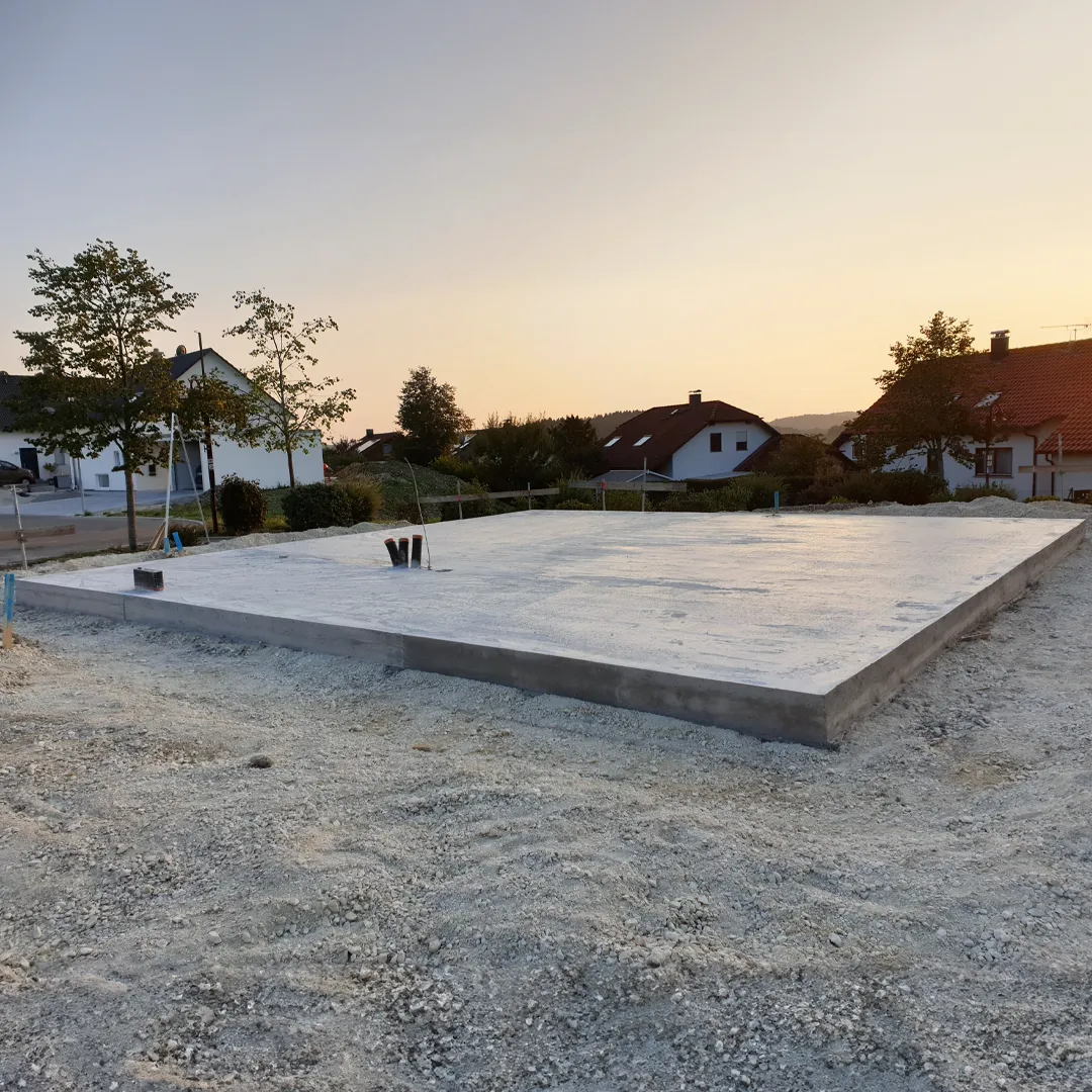 Základová deska při západu slunce