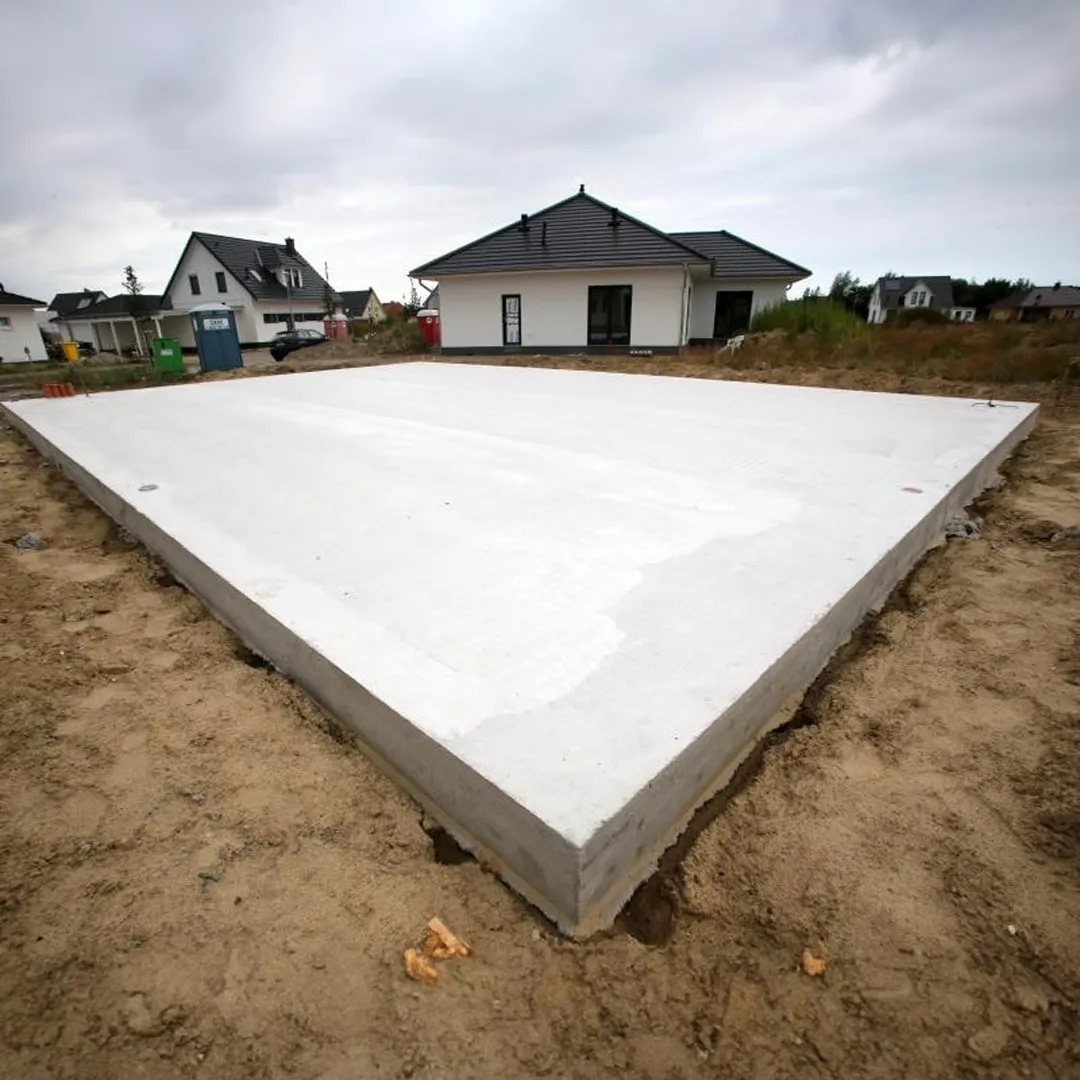 Dokončená hladká základová deska rodinného domu